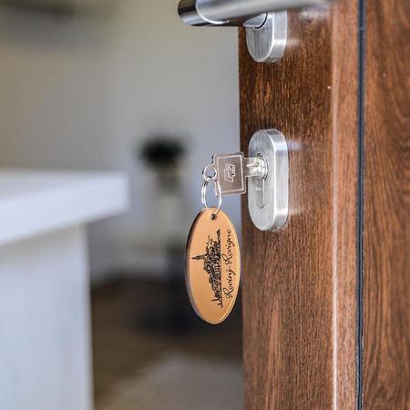 Modern Getaway Studio For Two 로비니 외부 사진