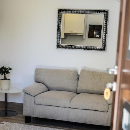 Modern Getaway Studio For Two 로비니 외부 사진