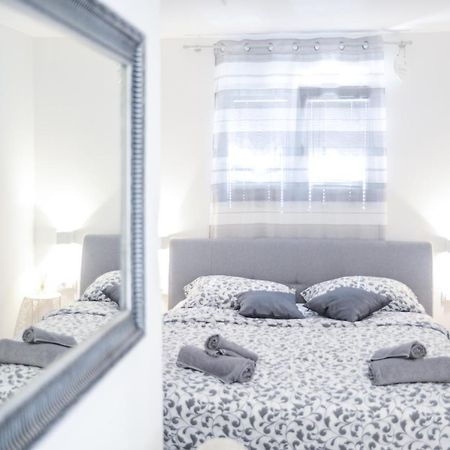Modern Getaway Studio For Two 로비니 외부 사진