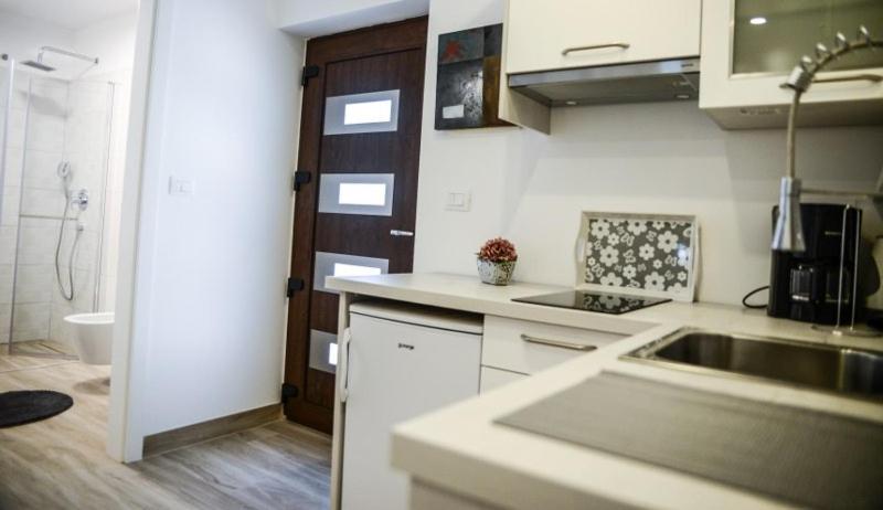 Modern Getaway Studio For Two 로비니 외부 사진