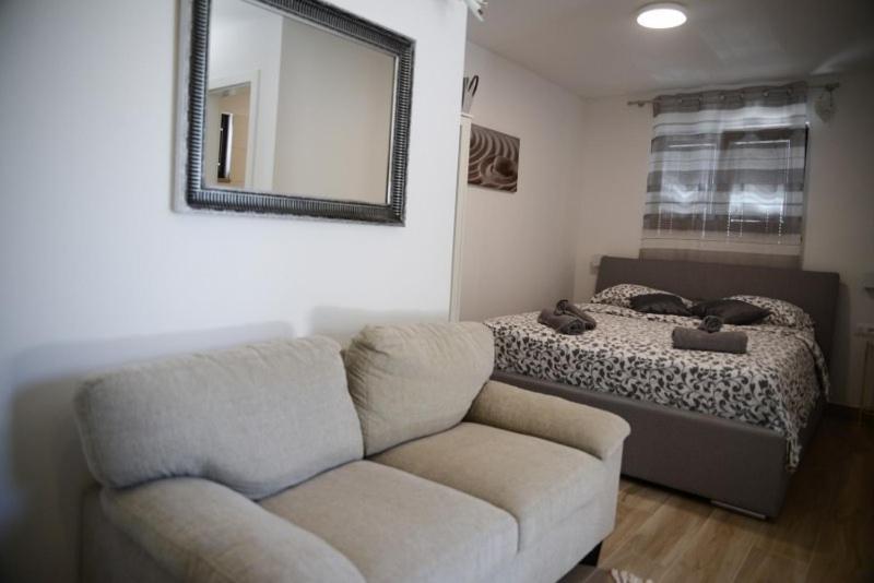 Modern Getaway Studio For Two 로비니 외부 사진