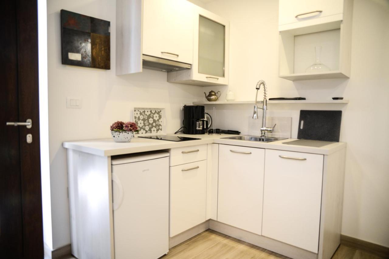 Modern Getaway Studio For Two 로비니 외부 사진