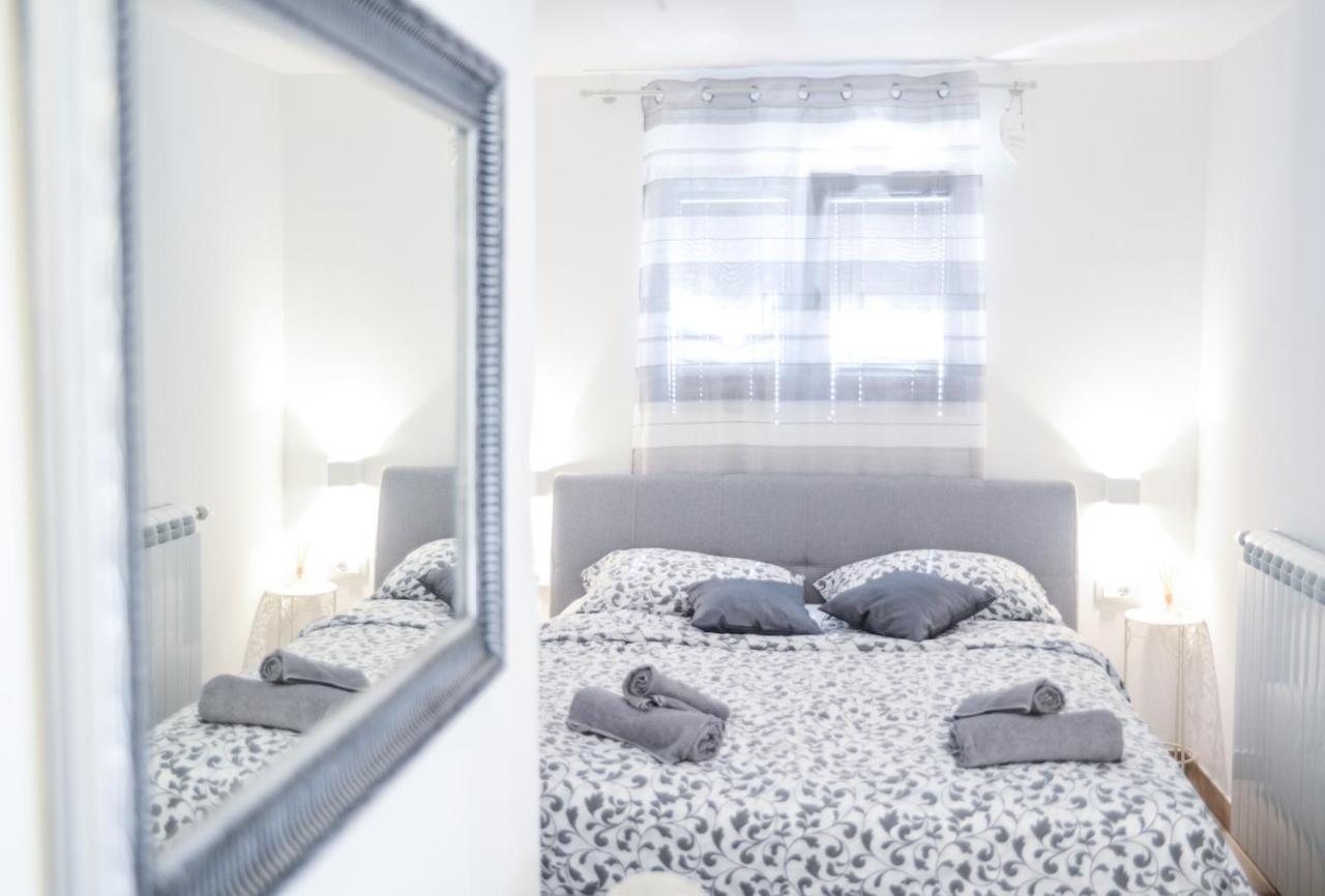 Modern Getaway Studio For Two 로비니 외부 사진