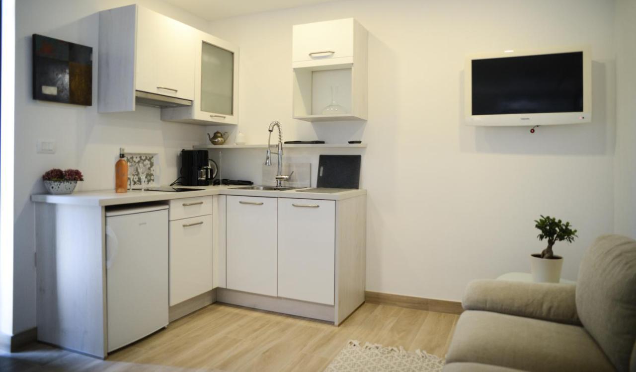 Modern Getaway Studio For Two 로비니 외부 사진