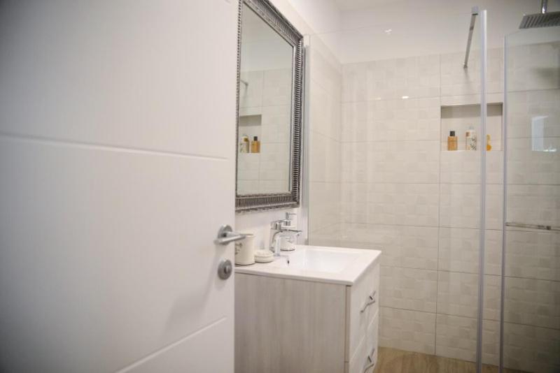 Modern Getaway Studio For Two 로비니 외부 사진