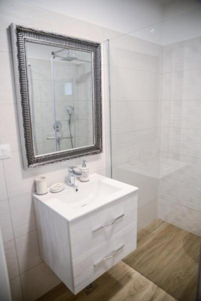 Modern Getaway Studio For Two 로비니 외부 사진